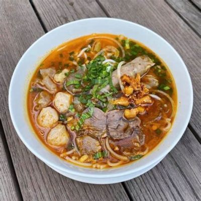  Bún Bò Huế: Một bát hương vị đậm đà xen lẫn sự thanh mát của nước lèo!