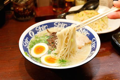  Hakata Ramen - Một bát nước dùng đậm đà hòa quyện với sợi mì dai ngon như thể thơ ca của Fukuoka!