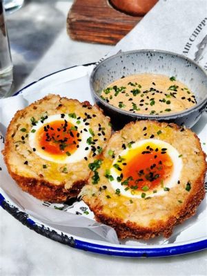  Scotch Egg - Một món ăn cổ điển Anh Quốc với lớp vỏ giòn rụm bao bọc lòng đỏ trứng luộc kem và xúc xích nêm nếm đầy hương vị!